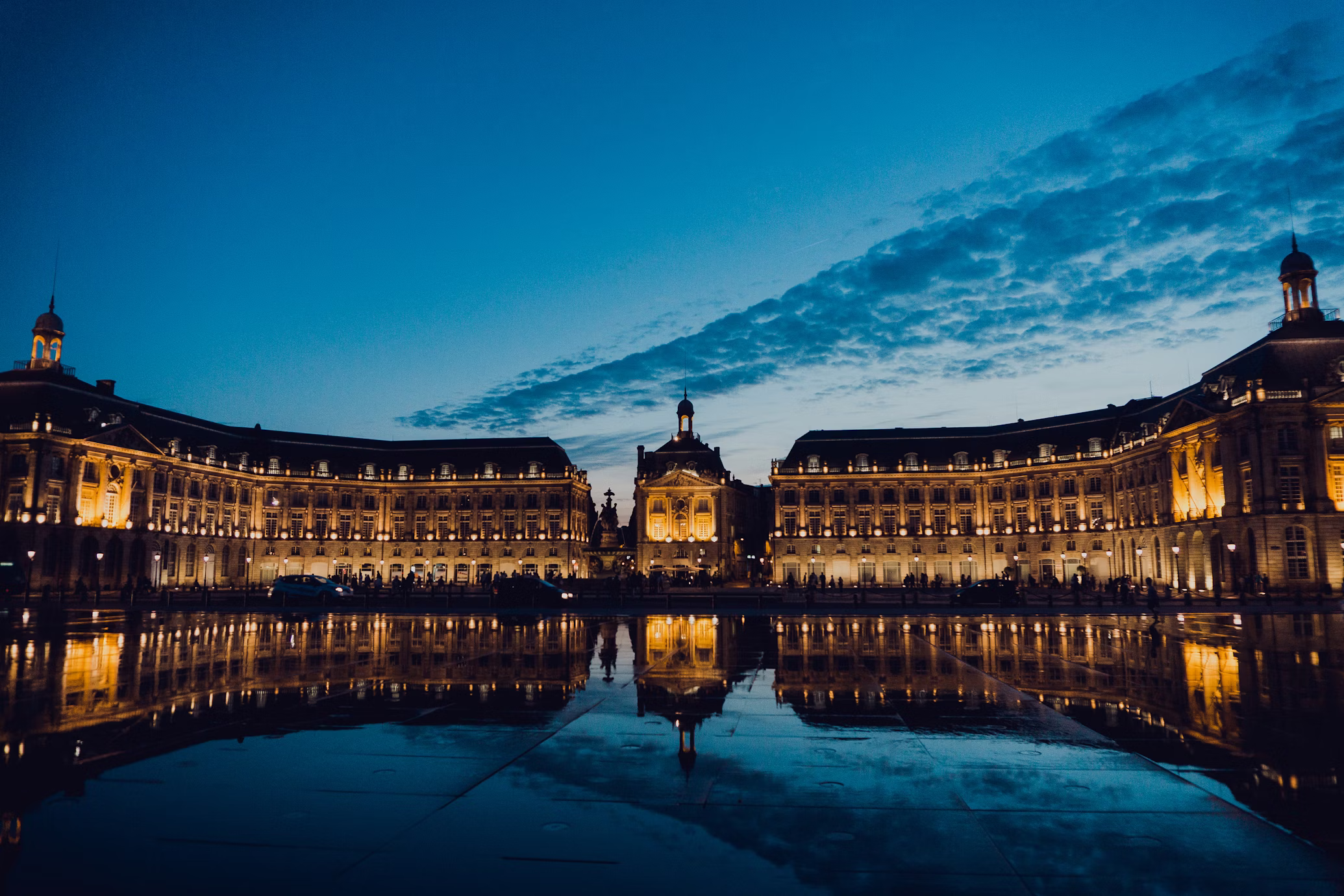 Investissement locatif à Bordeaux en 2026 : données DVF, rendements et quartiers